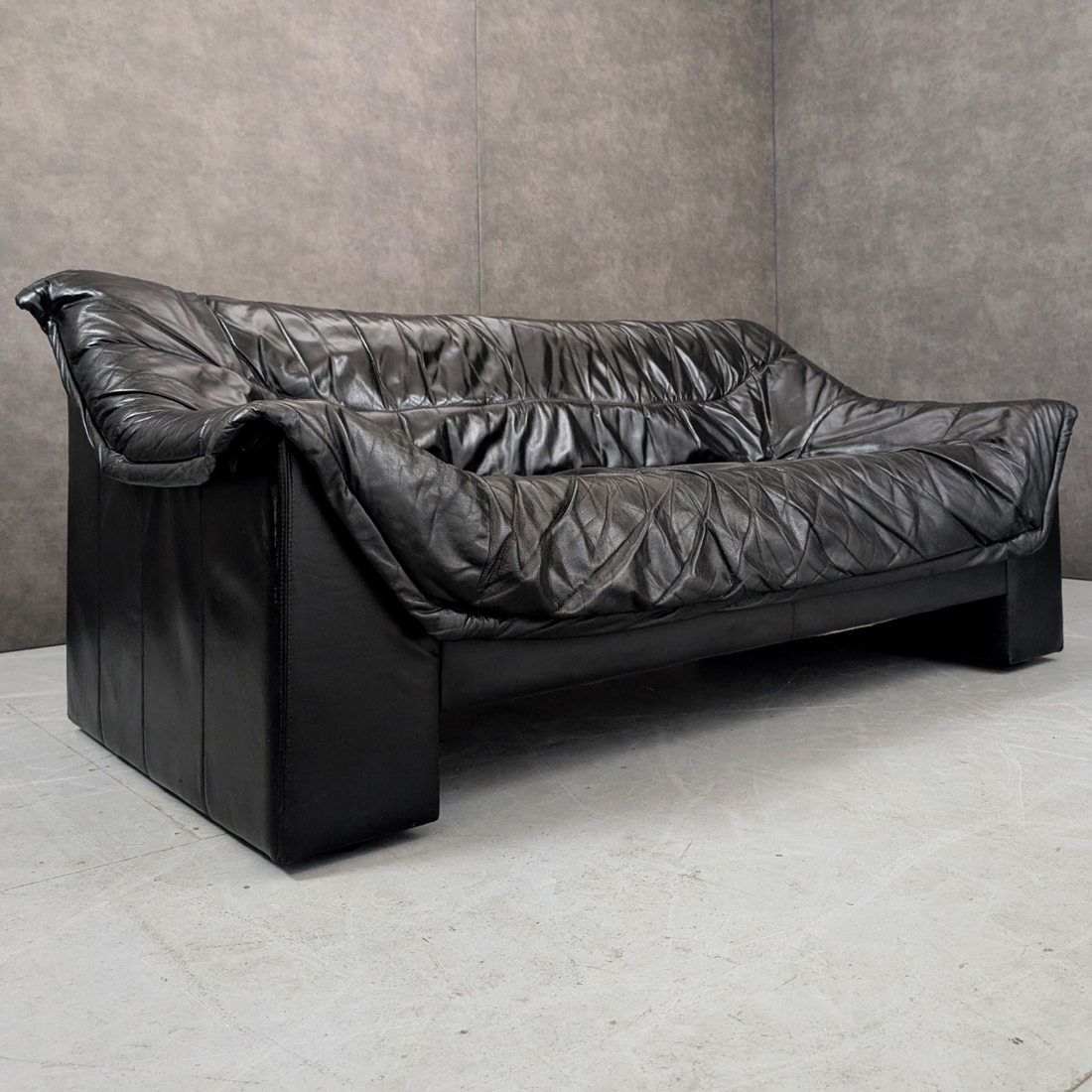 1980s Italian Postmodern Black Leather Duvet Sofa