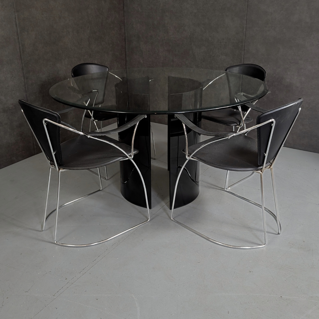 1980s Italian Arrben Dining Chairs with Clear Round Glass and Black Glass Pedestal Dining Table