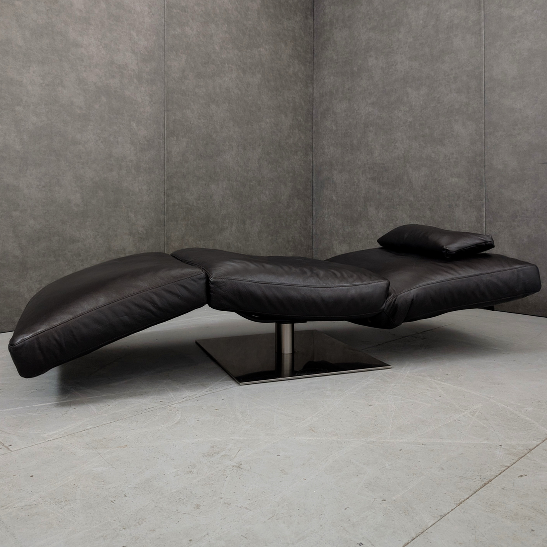 Natuzzi Zeta Adjustable Chaise Lounge in Aubergine Leather, Italy, c. 1990s