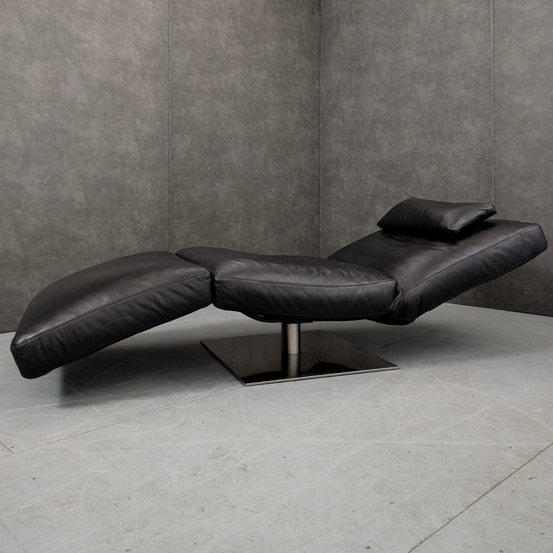 Natuzzi Zeta Adjustable Chaise Lounge in Aubergine Leather, Italy, c. 1990s