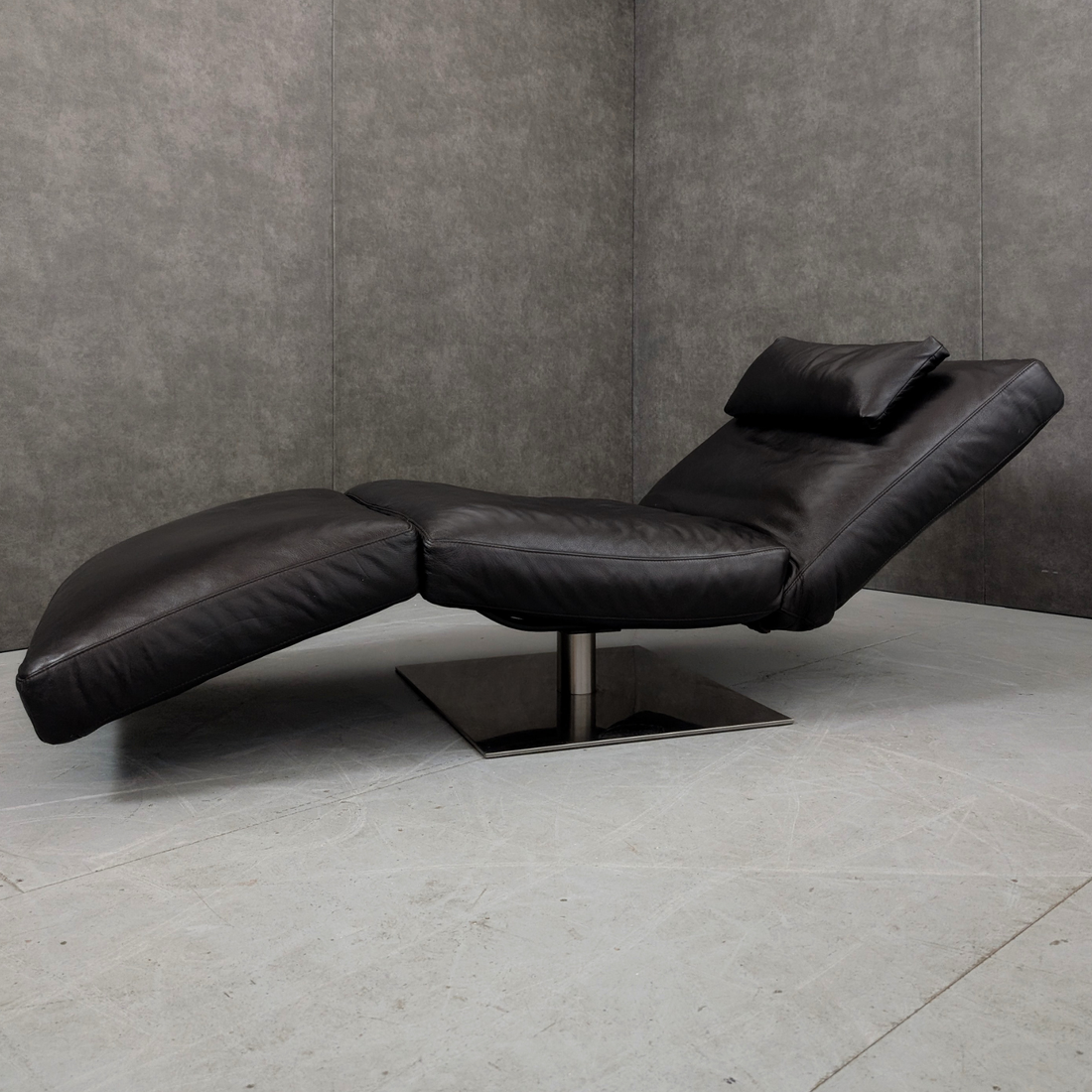 Natuzzi Zeta Adjustable Chaise Lounge in Aubergine Leather, Italy, c. 1990s