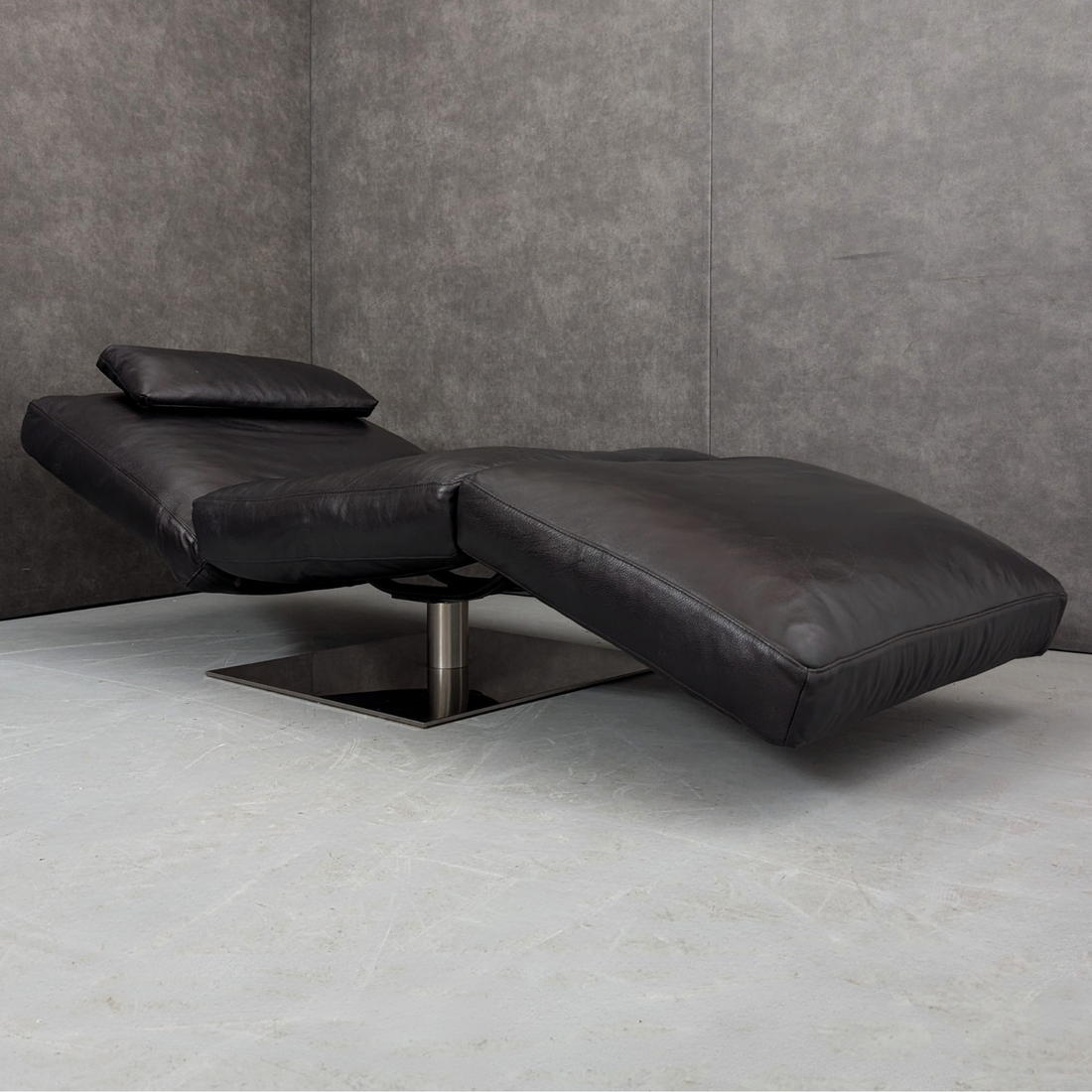 Natuzzi Zeta Adjustable Chaise Lounge in Aubergine Leather, Italy, c. 1990s