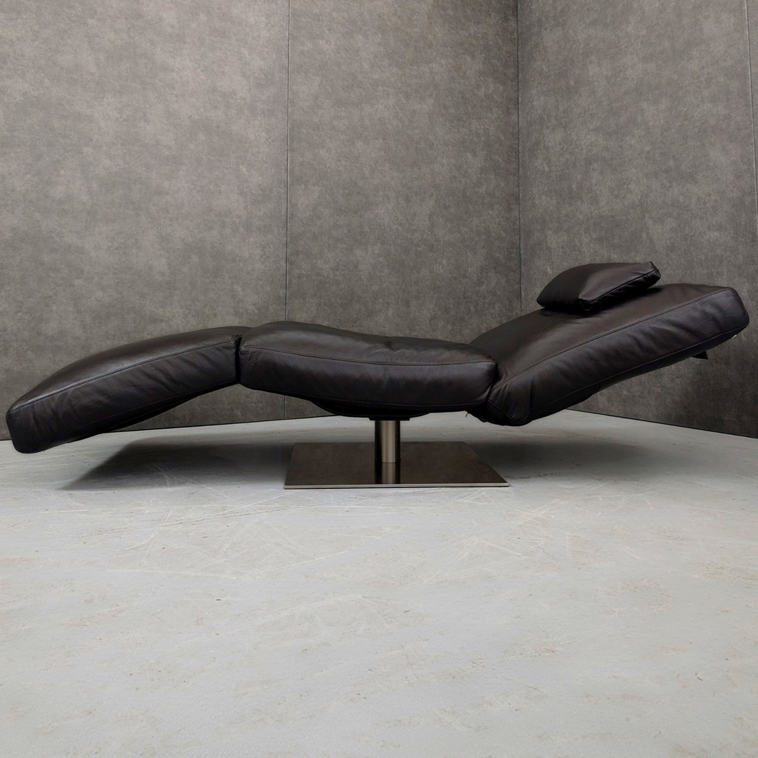Natuzzi Zeta Adjustable Chaise Lounge in Aubergine Leather, Italy, c. 1990s