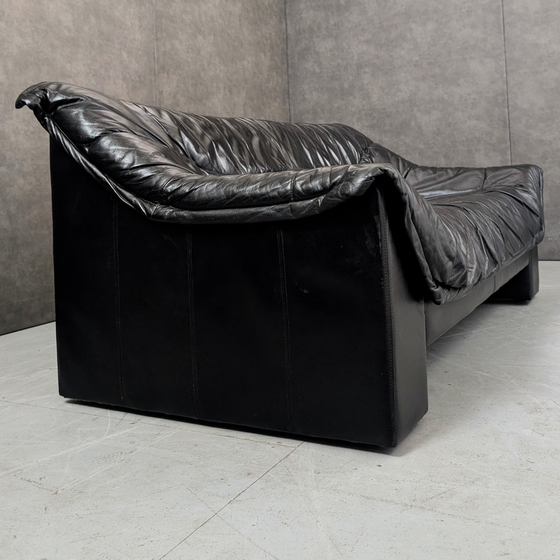 1980s Italian Postmodern Black Leather Duvet Sofa