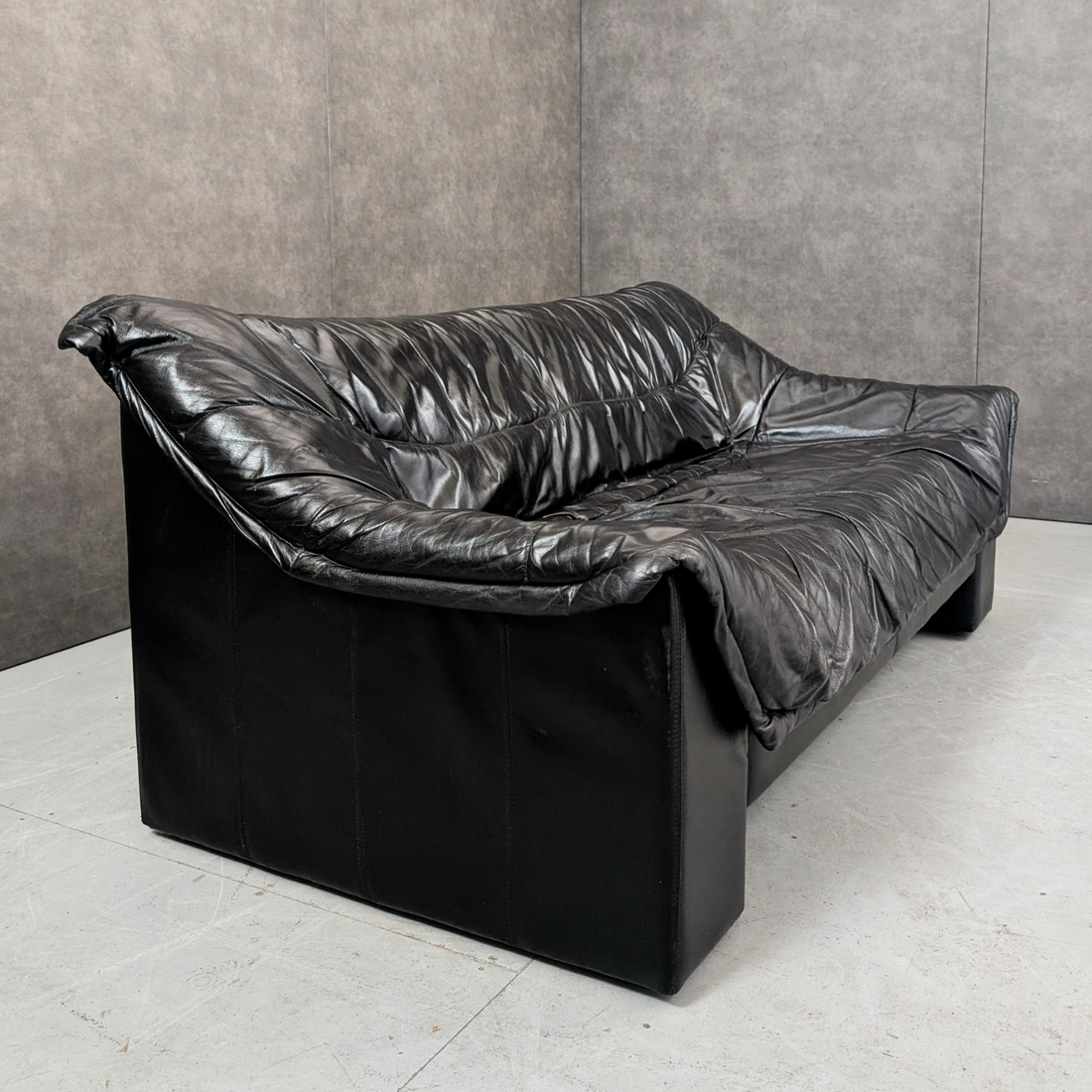 1980s Italian Postmodern Black Leather Duvet Sofa