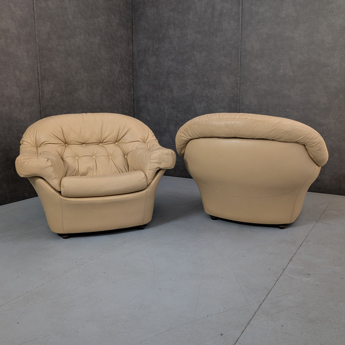 1970s Italian Beige Leather Lounge Chairs