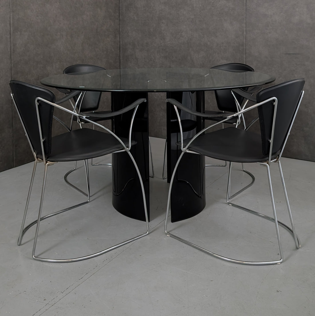 1980s Italian Arrben Dining Chairs with Clear Round Glass and Black Glass Pedestal Dining Table