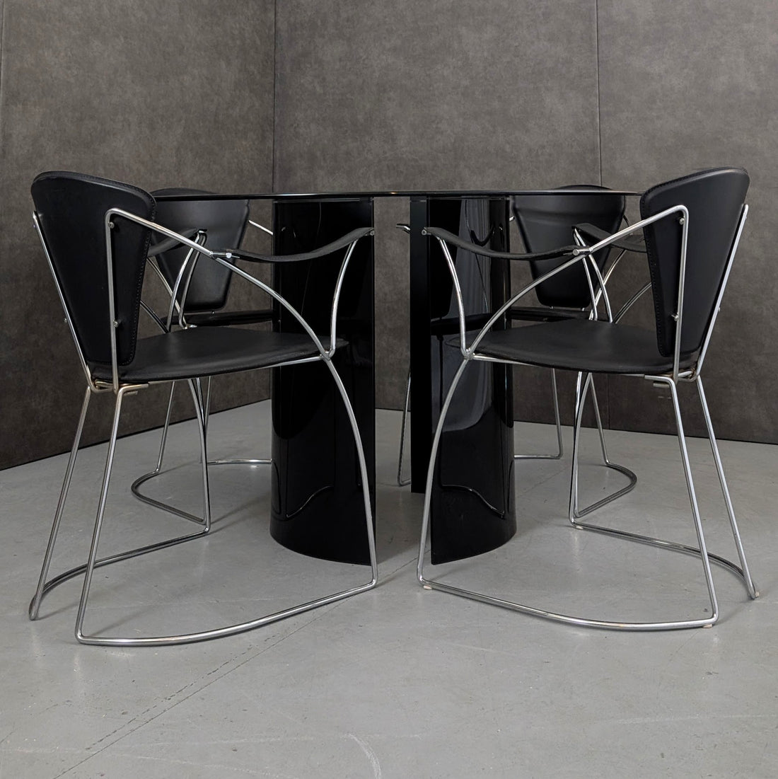 1980s Italian Arrben Dining Chairs with Clear Round Glass and Black Glass Pedestal Dining Table