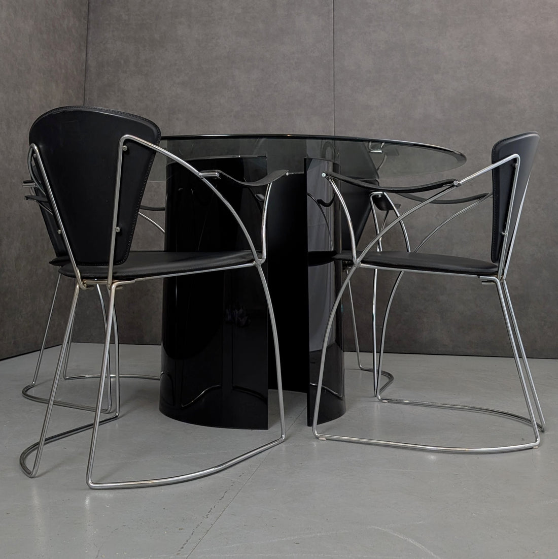 1980s Italian Arrben Dining Chairs with Clear Round Glass and Black Glass Pedestal Dining Table