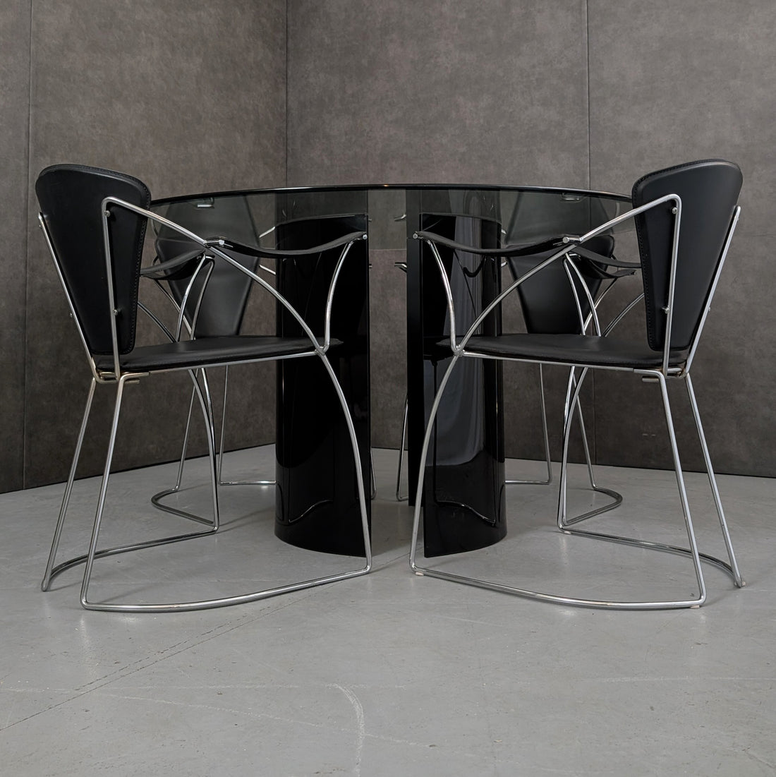 1980s Italian Arrben Dining Chairs with Clear Round Glass and Black Glass Pedestal Dining Table