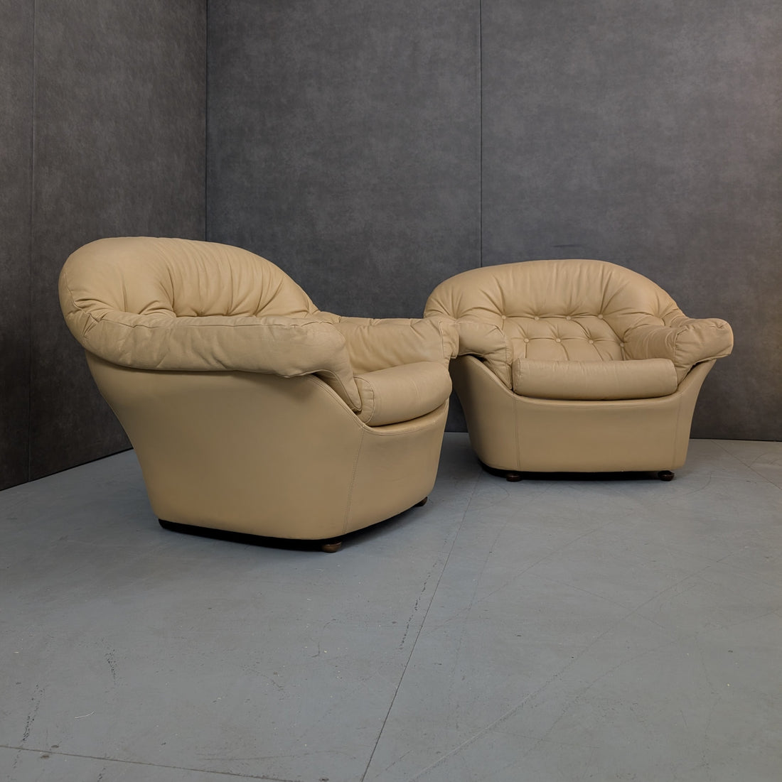 1970s Italian Beige Leather Lounge Chairs