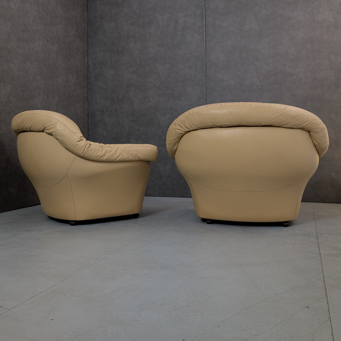 1970s Italian Beige Leather Lounge Chairs