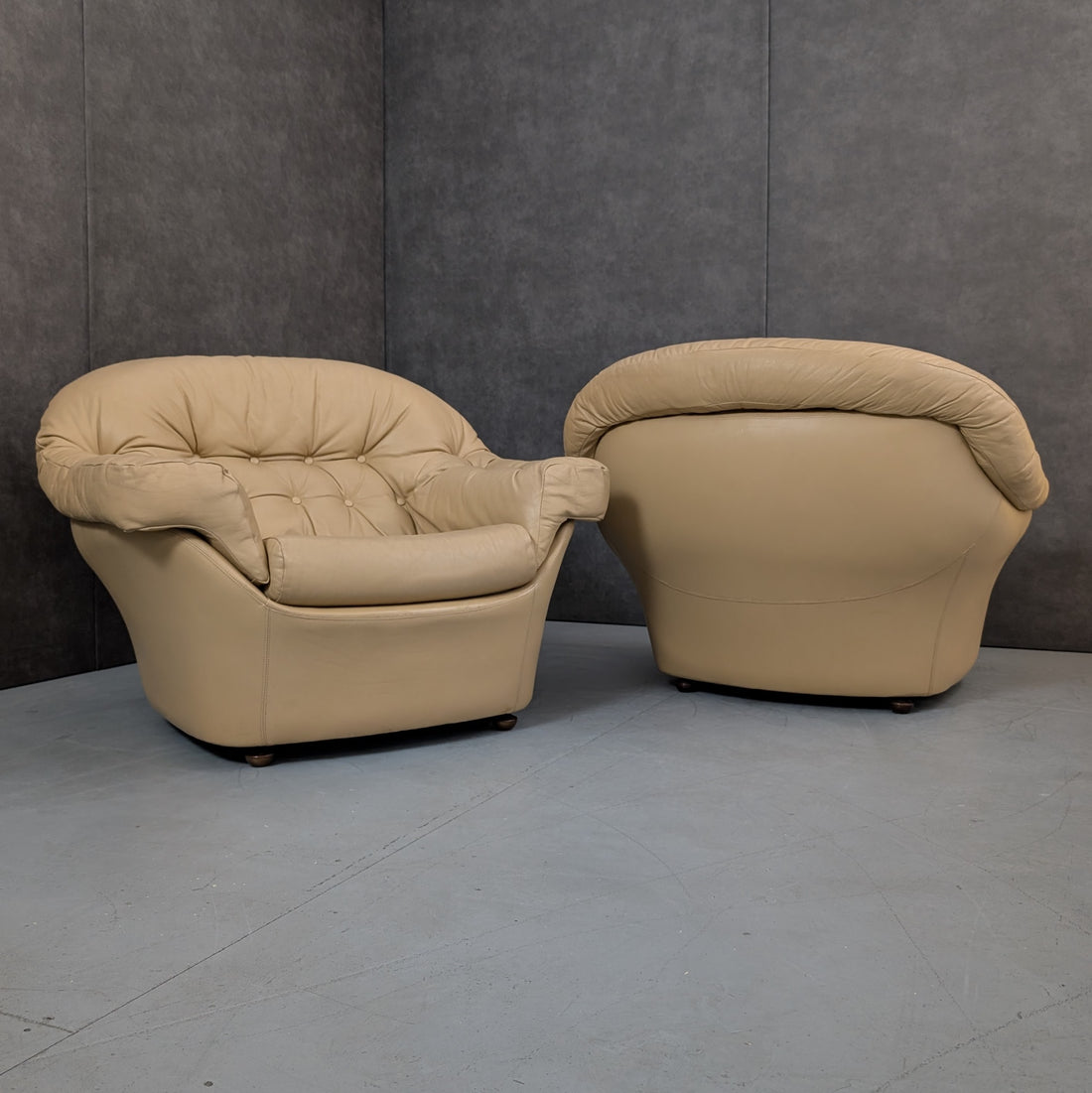 1970s Italian Beige Leather Lounge Chairs