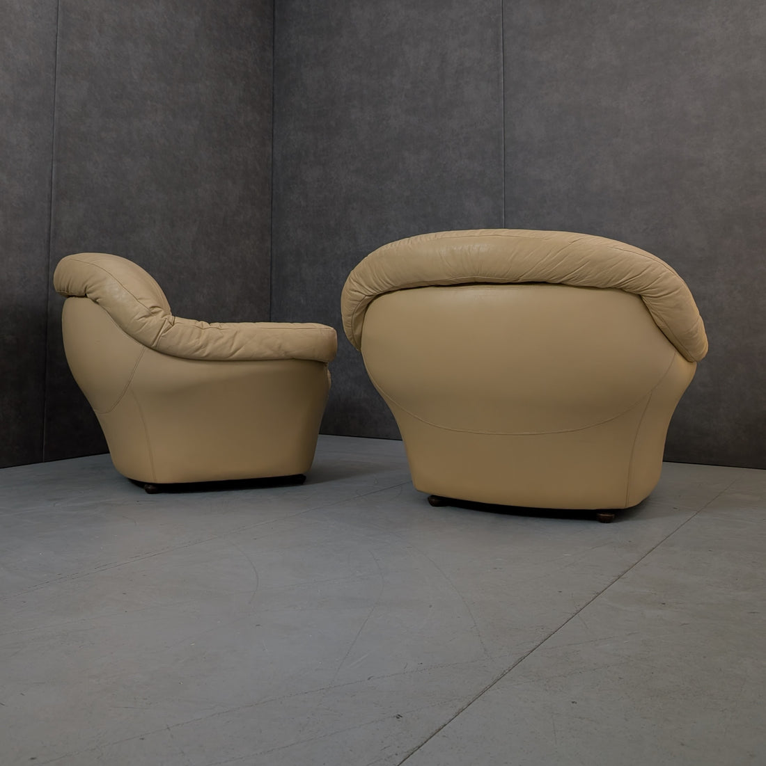 1970s Italian Beige Leather Lounge Chairs